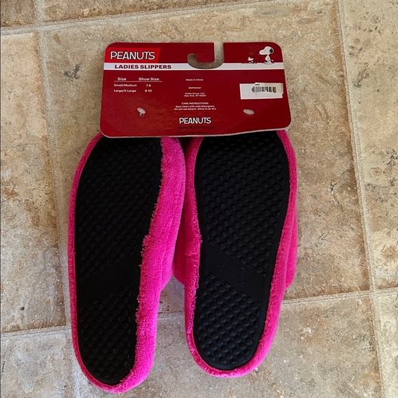 Peanuts Snoopy Heart Slippers - Picture 5 of 5